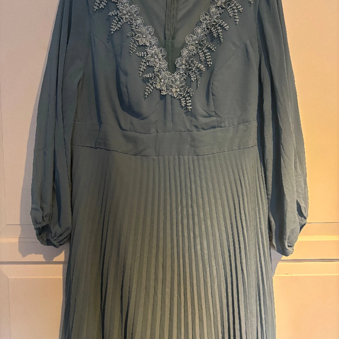 En blå v-ringad klänning  - 90