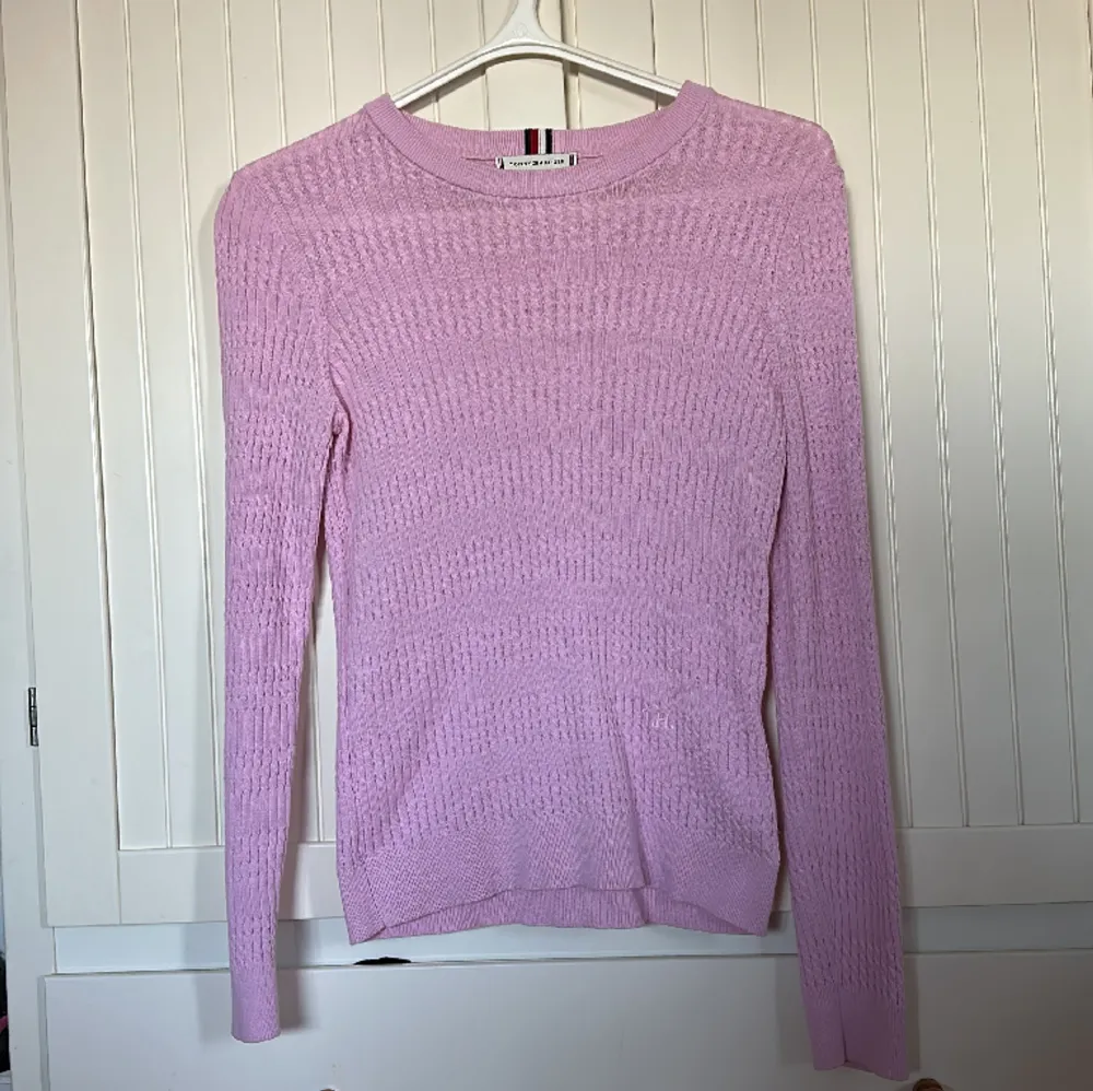 En Tommy Hilfiger tröja i st Xs passar även en S aldrig kommit till användning så den är som ny. Neuletakit & Villapaidat.
