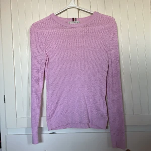 Tommy Hilfiger Tröja - En Tommy Hilfiger tröja i st Xs passar även en S aldrig kommit till användning så den är som ny