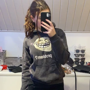 Trollface hoddie  - En trollface hoddie med ett blekt mönster på 