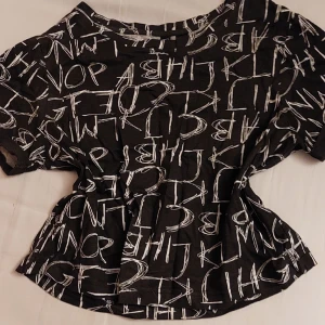 Y2k/grunge t-shirt  - Så fin t-shirt med bokstäver på! Använd typ två gånger.