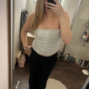 Glittrig bandeautopp - Silverglittrig bandeau topp från zara 🩶 Aldrig använd och har alla lappar kvar