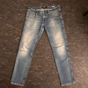 Säljer nu ett par skit snygga trendiga Replay ”Anbass” jeans som passar till vilket tillfälle som helst. Skicket är 10/10 nästan aldrig använda och nypris ligger på 1700kr