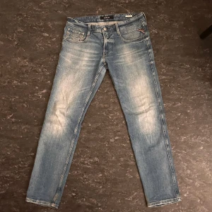 Replay jeans - Säljer nu ett par skit snygga trendiga Replay ”Anbass” jeans som passar till vilket tillfälle som helst. Skicket är 10/10 nästan aldrig använda och nypris ligger på 1700kr