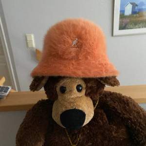 En kangol-hatt i orange päls ⚡️Storlek kids large skulle uppskatta den till en XS/S - rätt liten i storleken med andra ord. 