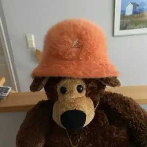 En kangol-hatt i orange päls ⚡️Storlek kids large skulle uppskatta den till en XS/S - rätt liten i storleken med andra ord. 