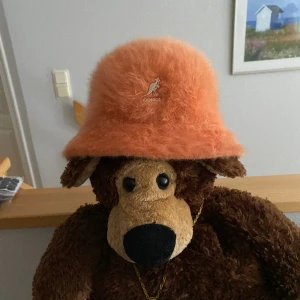 Kangol fur bucket hat  - En kangol-hatt i orange päls ⚡️Storlek kids large skulle uppskatta den till en XS/S - rätt liten i storleken med andra ord. 