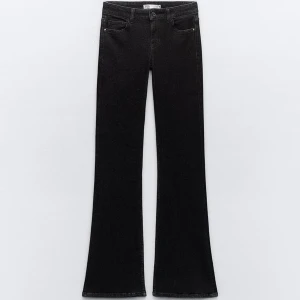Zara mid flare jeans - Slutsålda flare midwaist jeans från Zara. Oanvända