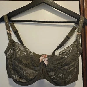 BH Hunkemöller 75G - Beskrivning: Mossgrön bh med spetskupor. Märke: Hunkemöller Storlek: 75G Skick: Använd men i mycket gott skick. Material: 90% polyamid, 10% elastan   Nakenkatt finns i hemmet