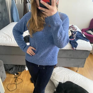 Stickad tröja  - Skit snygg stickad tröja köpt på veromoda, sparsamt använd 🙏💕