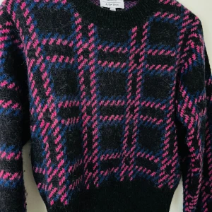 Stickad tröja - Vintrig och stilren stickad tröja från other stories som endast är använd två gånger. I storlek xs och köptes ny för 890kr!💗