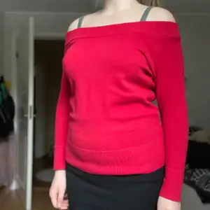 Röd finstickad, off-shoulder tröja från H&m i storlek M. Bra skick.