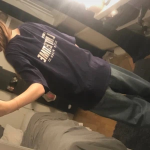 Oversized t-shirt - Bredd: 60 cm Längd: 70 cm  Inga fläckar/hål och har använts några gånger under sommarn🔥    Bomull  