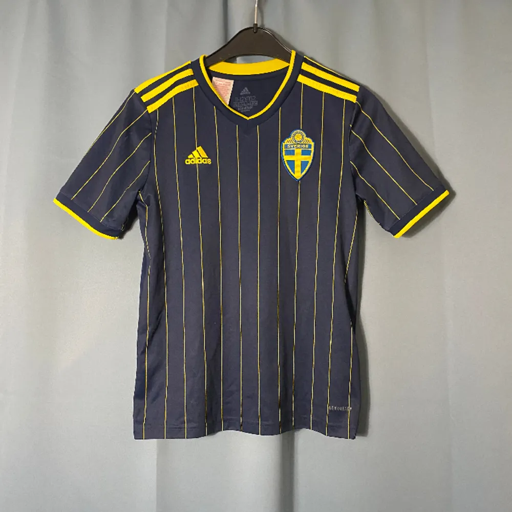 Säljer min feta Sverige tröja för ett bra pris använd ett fåtal gånger Säljer eftersom att den är för liten!. T-shirts.
