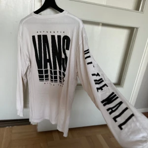 Vans  - Fin tröja från Vans, en liten fläck fram som jag inte har försökt att ta bort