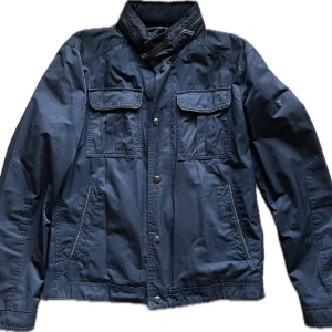 Massimo Dutti Jacka - Snyggaste Massimo Dutti jacka jag ägt. Super bra skick, trots sin ålder.  Alla låga prisförslag ignoreras. Längd 63cm, bredd 53cm mellan armhålorna