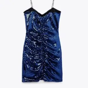 Säljer denna fina klänning från zara i storlek S, perfekt till nyår! Vid intresse kan jag skicka fler bilder. Pris 399kr, men kan diskuteras! 