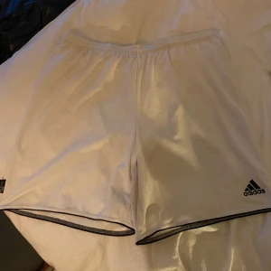 baggy adidas shorts - skit snygga shorts. rätt stora men snörena räddar 👏👏👏 de finns vita inbyggda shorts så de inte är så ser through. skick 8/10