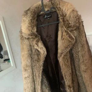 Pälsjacka - Fin pälsjacka i en varm beige/brun färg! Lite längre i modellen, går nedanför rumpan. Bra skick och varm nu till vintern