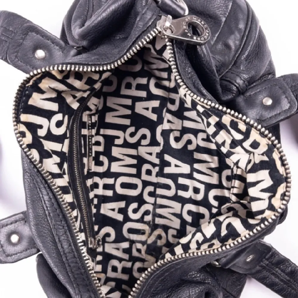 Marc Jacobs väska i mycket bra skick! Dustbag ingår! Silver detaljer och äkta läder. Liten modell🩷🩷skickar fler bilder. Väskor.