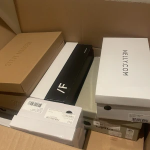 Massa skor  - Har massa skor som jag köpt men inte använt. Missade att lämna tillbaka så nu har de varit här hemma och legat. Alla skor är mellan 37-38. 