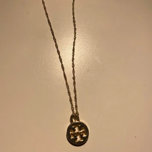 Guld tory burch  - guldfärgad tory burch halsband ( ej använt )