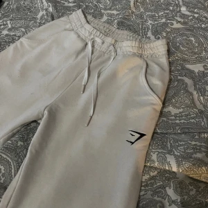 Gymshark mjukisbyxor - Säljer då de ej kommer till användning. Gott skick och vita i färgen. Storlek S