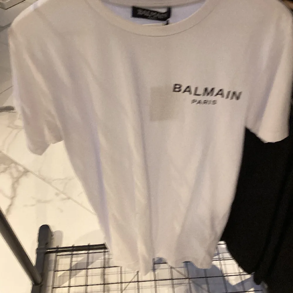 Balmain t-shirt säljs pga lagret måste ut för att vi får nya kläder efter nyår. T-shirts.