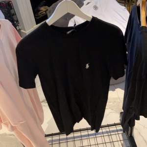 Polo Ralph lauren t-shirt säljs pga lagret måste ut för att vi får nya kläder efter nyår