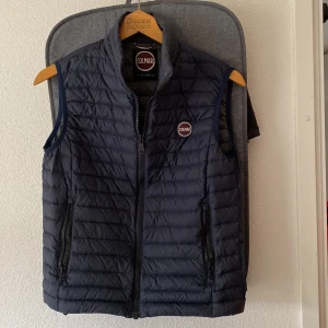 Colmar väst - Helt felfri colmar väst i storlek 46(s) köpt i april och andvänd ett fåtal gånger. Nyskick köpt på zalando nypris 2500kr