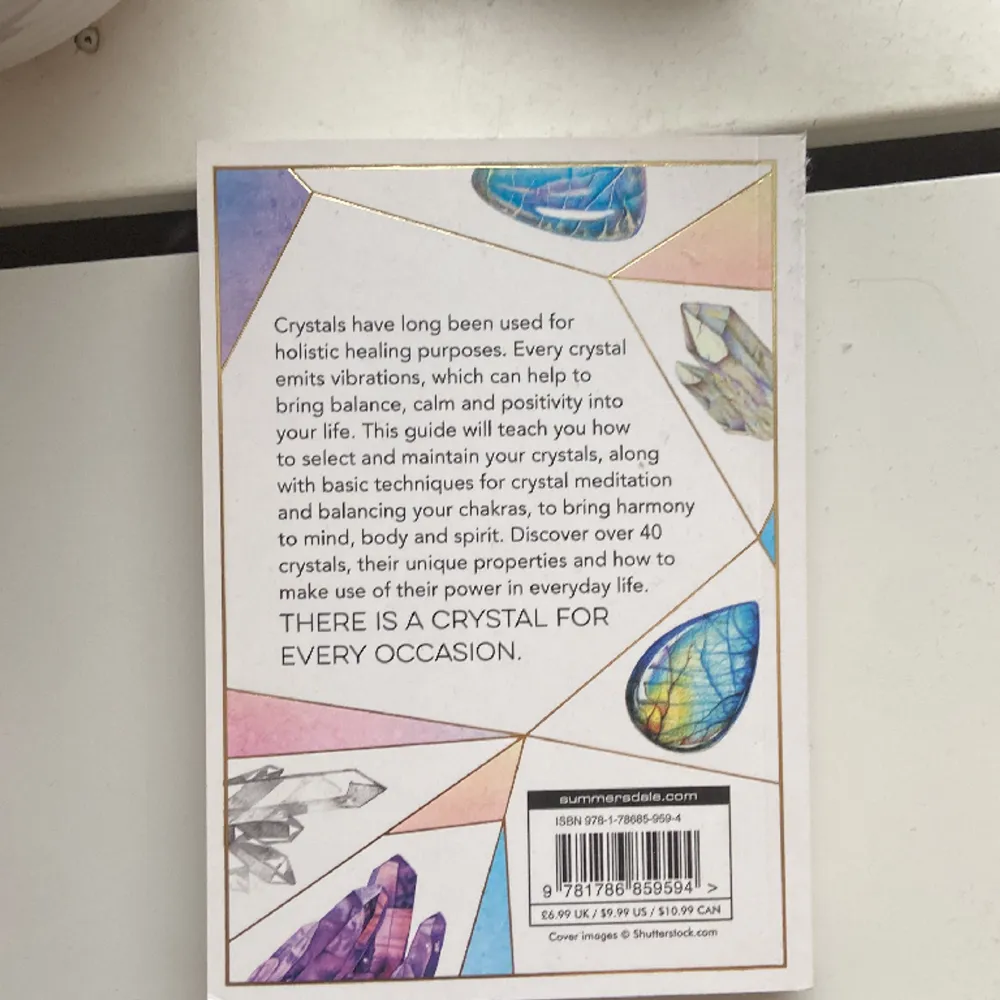 En bok om kristaller, står allt om olika sorters kristaller!! Så som vart de kommer ifrån, färg, användning och tips. några sidor längst bak står det om lite extra saker t.ex, meditationer, birthstones och spells. Övrigt.