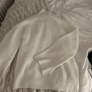 Stickad tröja  - Mysig stickad och skön tröja från lager 157!!! Använd fåtal gånger och ser ut som ny!❤️