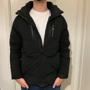 Sail racing jacka - Sail racing jacka som ej kommer till använding jackans skicka är ganska bra då den ändå är använd. Om du är runt 168-175 skulle jag säga att den passar.  Han på bilden är 183 och väger 69 kg