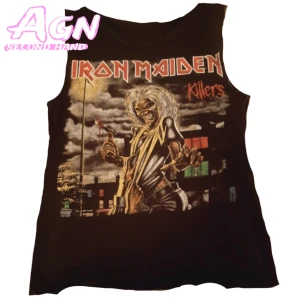 Iron maiden linne - As fett iron maiden linne med albumet "killers". Köpt här på plick för 150kr och det har tecken av andvändning, tidigare säljare klipte av ärmarna zickzacakde säljv de så de inte skulle frasa. Trycket är lite slitet så tvätta ut och in!