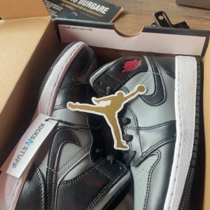 Jordan 1 mid ghadow - Skorna 9/10 inte mycket alls cresade, crease skydd följer med köpta i mars för 2599 på kicksnstuff allt i boxen med följer.  Det dåliga är att hälen på skorna är sliten med märks inte allts. Kan sälja billigare vid snabbaffär Köparen betalar frakt!