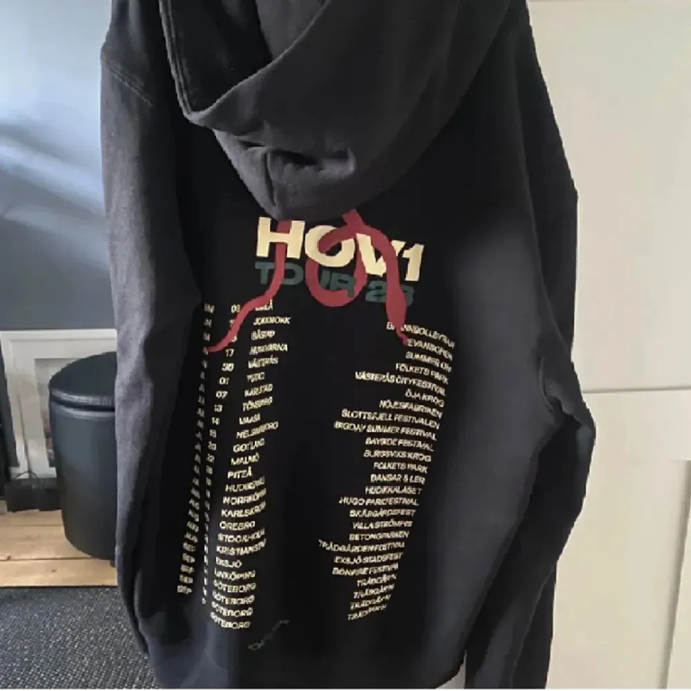 Superfin hov1 hoodie som jag köpte under konserten i stockholm. Endast använd fåtal gånger, säljer då jag knappt lyssnar på hov1 längre. Köpt för 600💞(inte min bild). Hoodies.