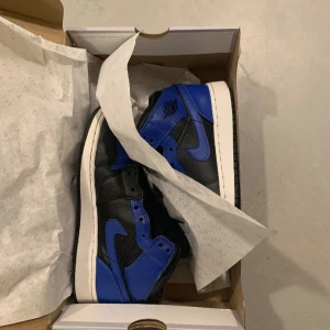 Jordan 1 mid hyper royal - Säljer ett par feta jordans i storlek 37.5 eftersom de då blivit för små. Använda men i bra skick.