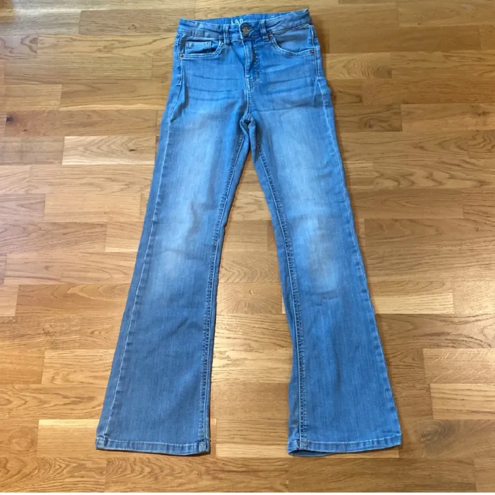 Ett par blå bootcut jeans från kapphals barn avdelning💗. Jeans & Byxor.