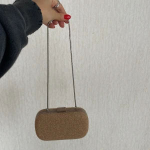 Fin Kuvertväska  - Fin Kuvertväska som bara använts en gång. Perfekt till bal eller finare tillställningar. Köpt från en fin festbutik