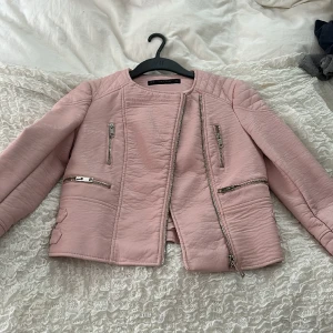 Skinnjacka  - Snygg skinnjacka i fake skinn. Från zara