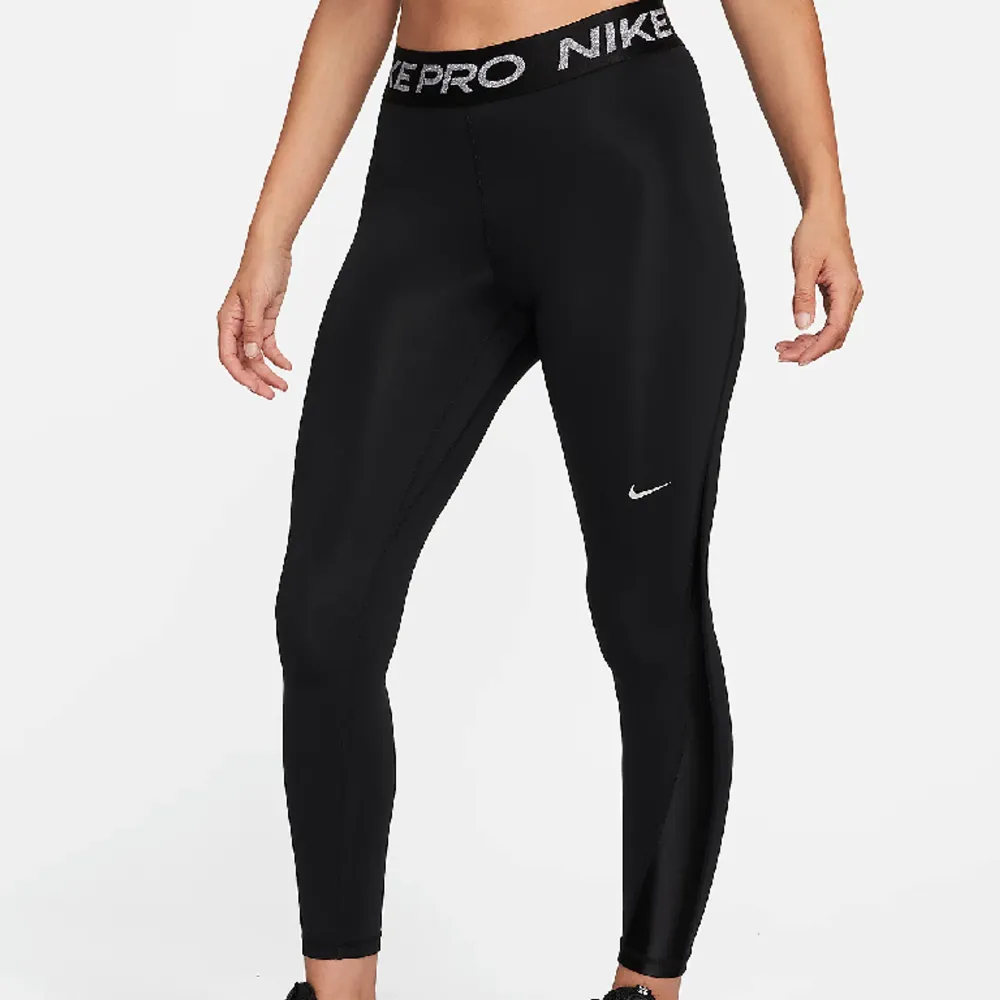 Ett par svarta helt sprillans nya Nike PRO tights storlek XS med silvrig text på midjan. Alla lappar sitter kvar och de är endast testade en gång. Säljer dessa pga att det blivit en felbeställning!! Köpta för 629kr, jag säljer dem för halva nypriset :). Jeans & Byxor.