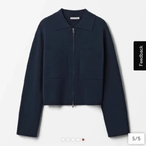 Marinblå kofta med dragkedja - Så snygg strl L men den sitter som på sista bilden på mig som har S i toppar 😚 Felfritt skick o nypris är 550 💋Köp direkt för 400! (Hade bara vikt upp ärmarna på sista bilden de är snyggare nedvikt enligt mig hehe)