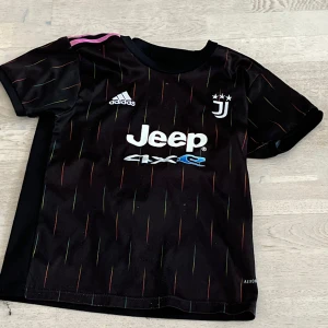 Fotbollströja Juventus  - Juventus tröja med Ronaldo på ryggen den är lite skrapad på numret på ryggen men annars är den väldigt snygg 😀