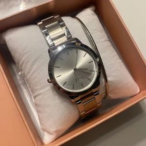 Silverklocka - Säljer även denna klocka då den tyvärr inte kommer till användning. Köpt för ca 2 månader sen så i nyskick. Klocka funkar precis som vanligt och säljs för endast 300kr💗🙌🏼 Ett silvrigt armband tillkommer. Alla klockans ”band delar” följa med 