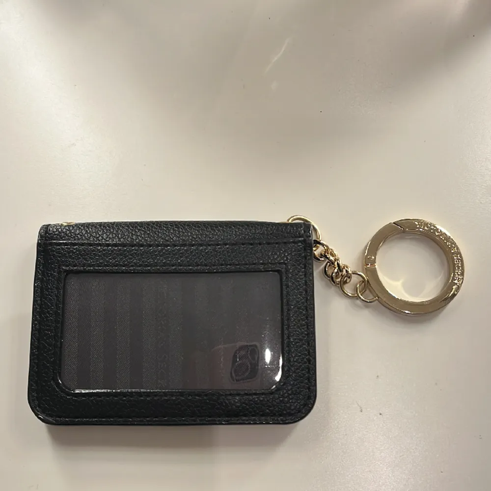 Säljer denna Victoria’s Secret plånbok eftersom den inte kom till någon användning. Den är svart med guld detaljer och är superfin. Den är såklart äkta och den finns inte någonstans i Sverige. Kan sänka priset också. Hör av er om ni är intresserade. 🫶. Övrigt.