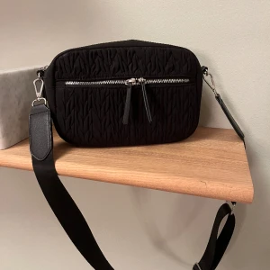Svart crossbody väska  - Supersnygg, rymlig och lätt väska med fina detaljer där man får plats med allt man behöver under dagen! 👯‍♀️Justerbar rem!  🖤