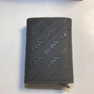 Hugo boss plånbok  - Den e också fin o snygg men det finns inte mycket kvar den e den sista vi har kan snacka om pris 