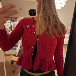 Röd kofta - Superfin röd kofta från Ralph Lauren. Nyskick, säljer för 300 kr + frakt 💕 Skriv privat vid frågor eller fler bilder. 