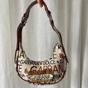 Dolce & Gabbana väska - Dolce & Gabbana väska, förmodligen inte äkta. Längd: 23 cm. Djup: 7 cm. Höjd: 13 cm 💘