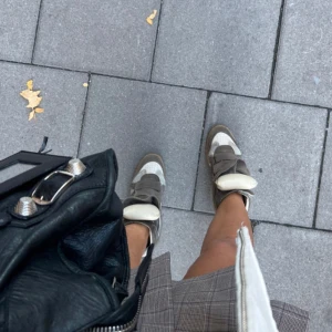 Isabel Marant skor - Beiga Isabel marant skor, köpta på Vestiaire Collective✨ Relativt använda men i bra skick. De är i storlek 40 men passar någon som har 39! Skickar gärna fler bilder vid behov💞(Du får med dustbags)